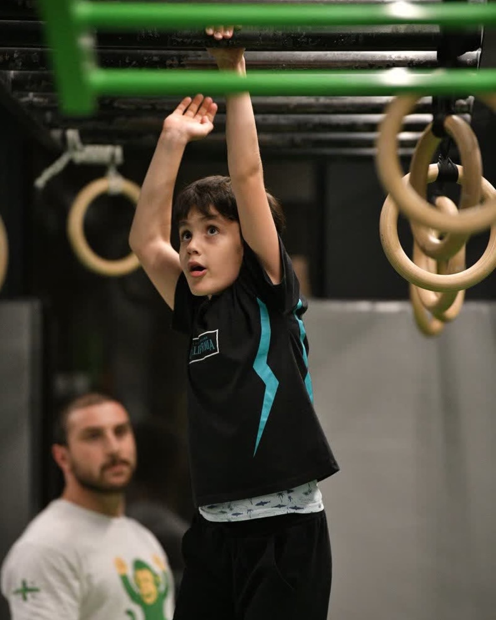 ბავშვები გადიან დაბრკოლებათა ბილიკს Gymnasia Jungle Gym-ში.